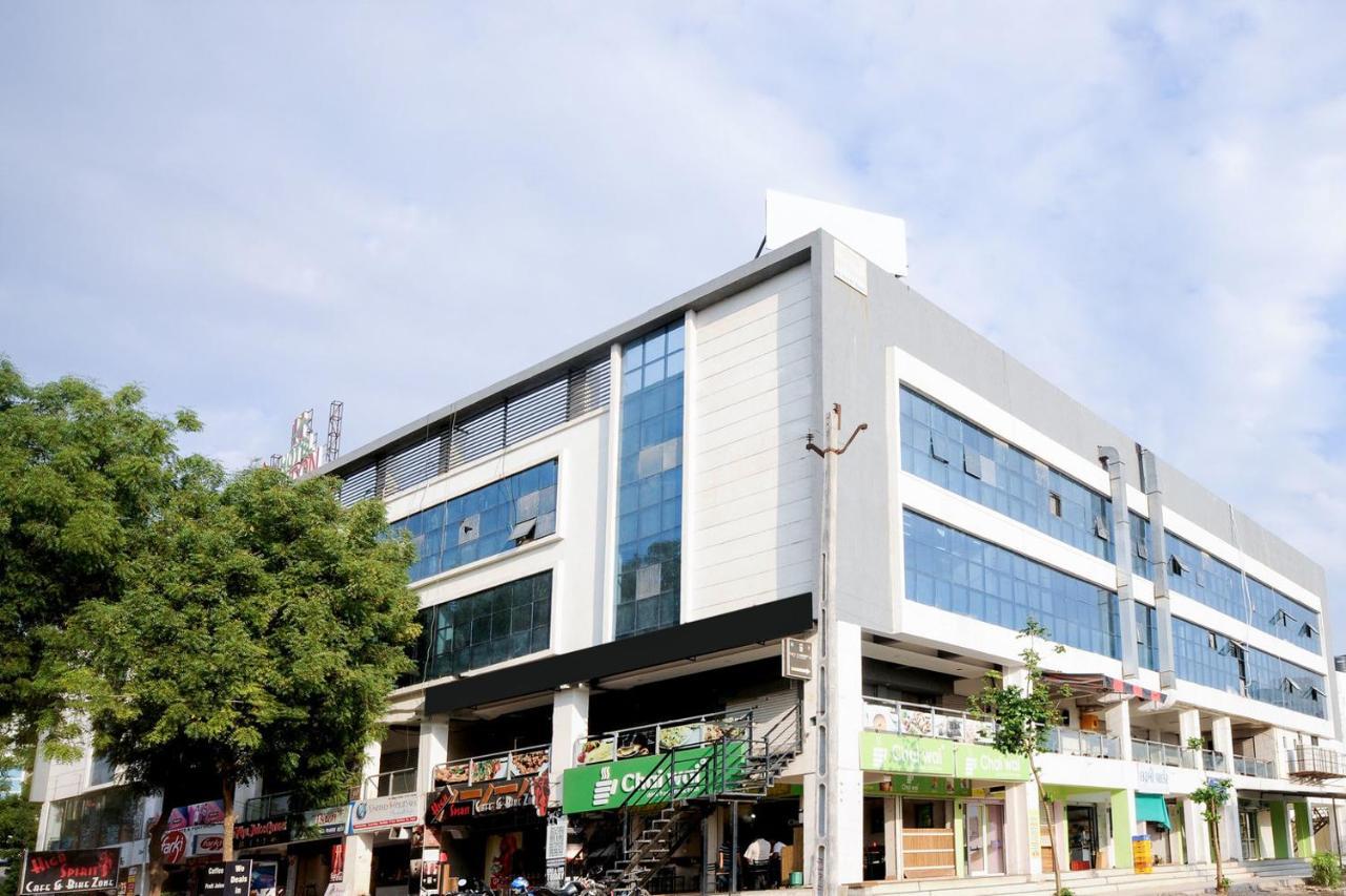 Hotel Hillton Gandhinagar Zewnętrze zdjęcie
